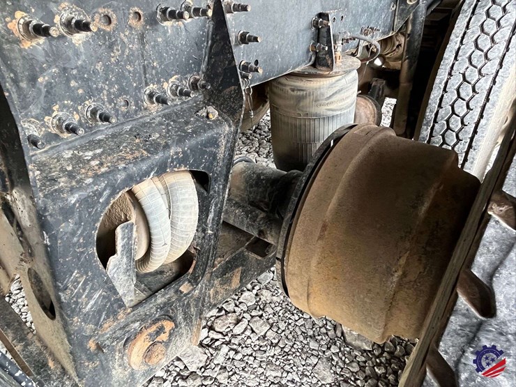 2011-volvo-truck-vhd-tri-axle-dump-truck-image-29