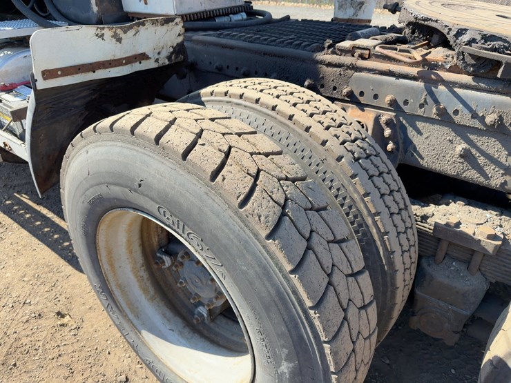 1999-freightliner-fl112-image-18