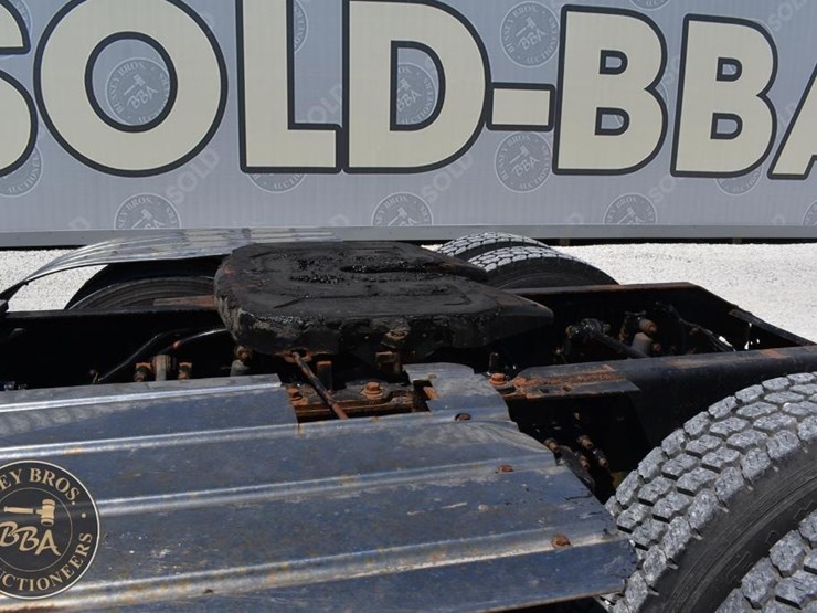 1999-volvo-vnl64t300-image-23