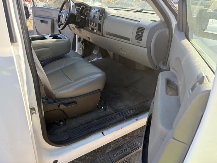 2011-chevrolet-3500-image-10