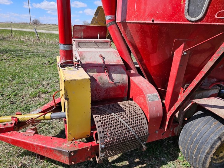 new-holland-355-image-12