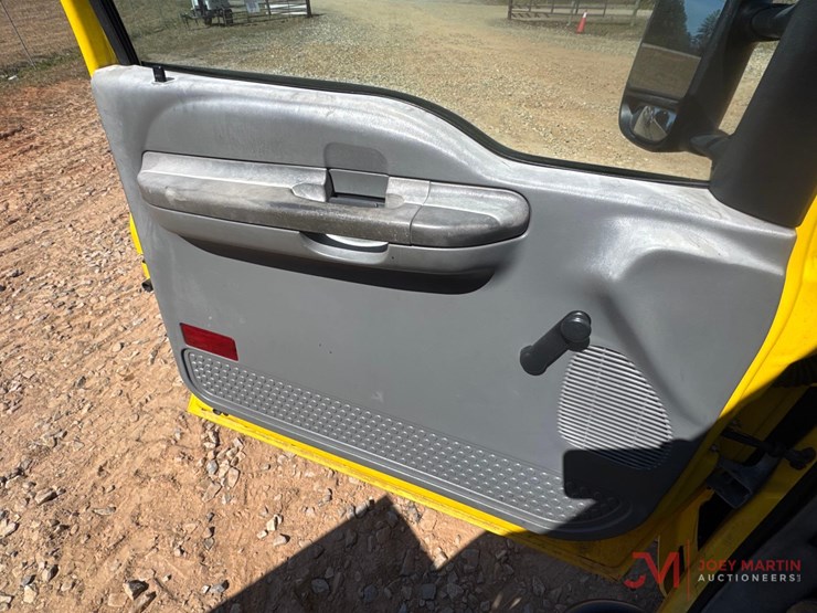 2004-ford-f550-xl-image-18