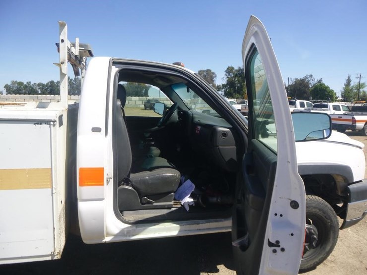 2005-chevrolet-3500-image-16