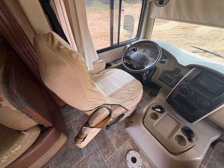 2014-ford-f-53-motorhome-image-13