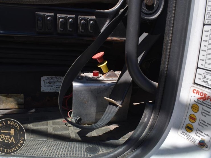 1999-volvo-vnl64t300-image-41