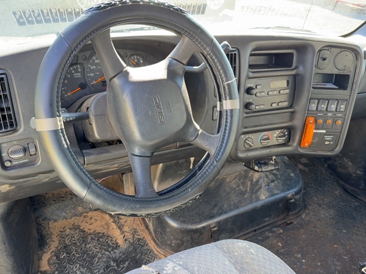 2004-gmc-5500-image-23