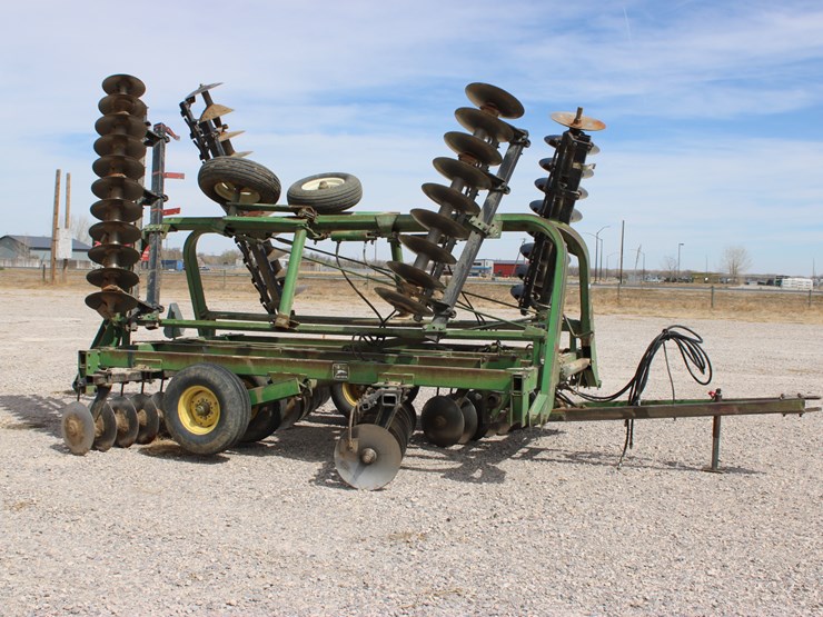 john-deere-235-image-1