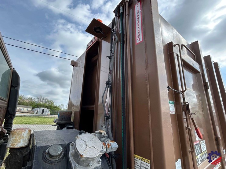 2013-ud-ud3300-s/a-garbage-truck-image-37