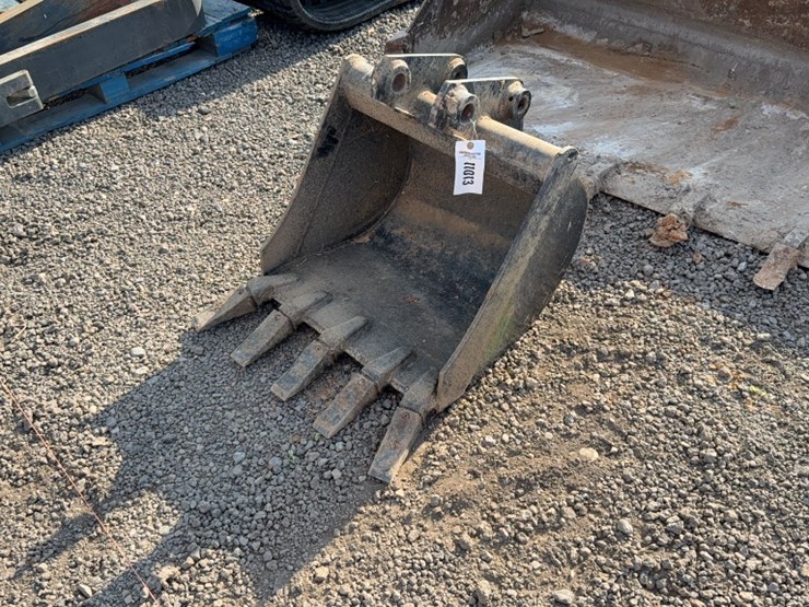 #2060-•-kubota-24"-excavator-bucket-image-1