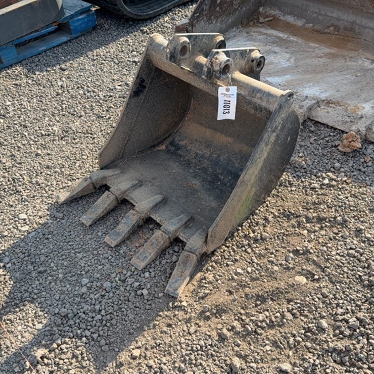 #2060 • KUBOTA 24" EXCAVATOR BUCKET