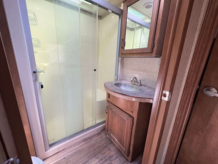 2016-forest-river-sabre-5th-wheel-travel-trailer-image-19