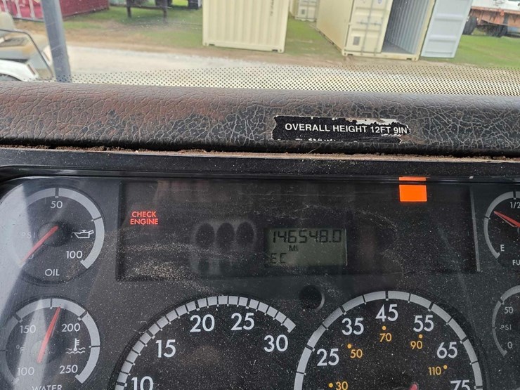 2001-freightliner-fl70-image-19