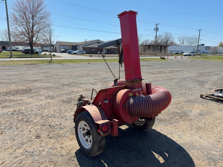 giant-vac-tow-behind-leaf-sucker-image-3