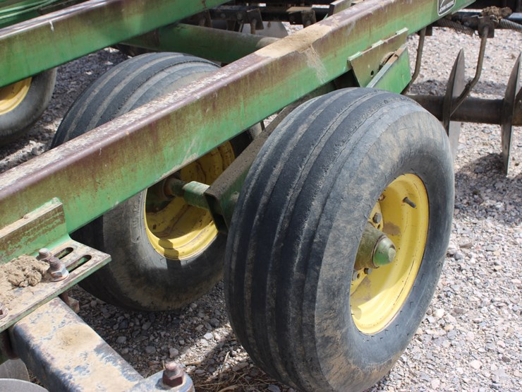 john-deere-235-image-23