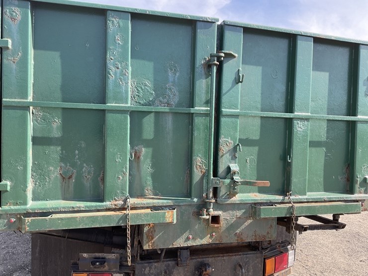 2017-isuzu-nqr-image-5