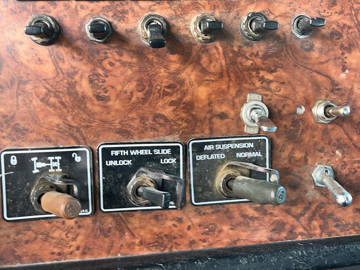 2004-kenworth-w900-image-100