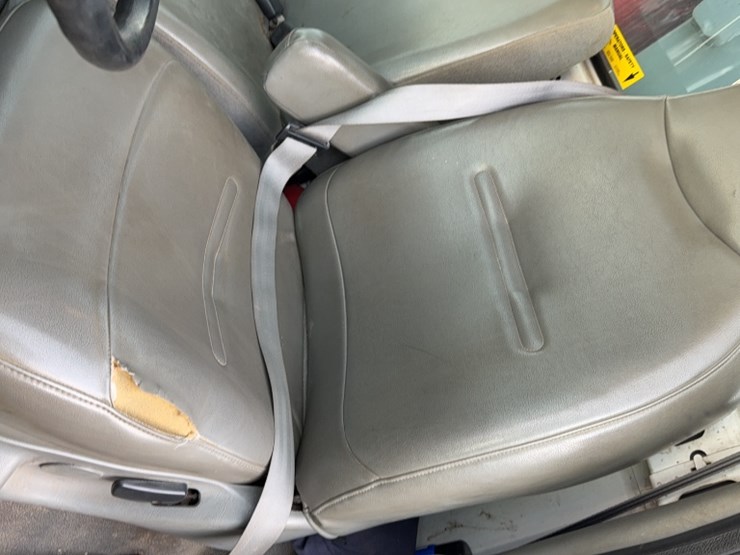 2006-ford-750-image-18