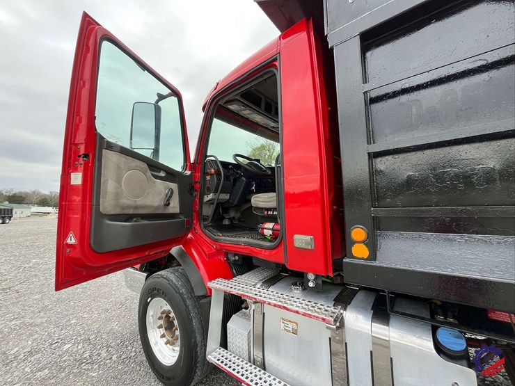 2011-volvo-truck-vhd-tri-axle-dump-truck-image-73