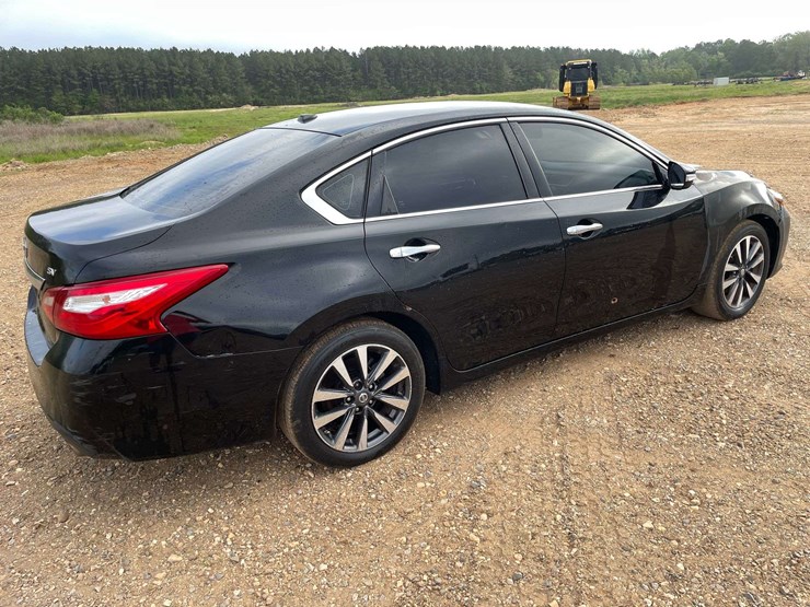 2017-nissan-altima-4-door-sedan-(213,376-miles)-image-3