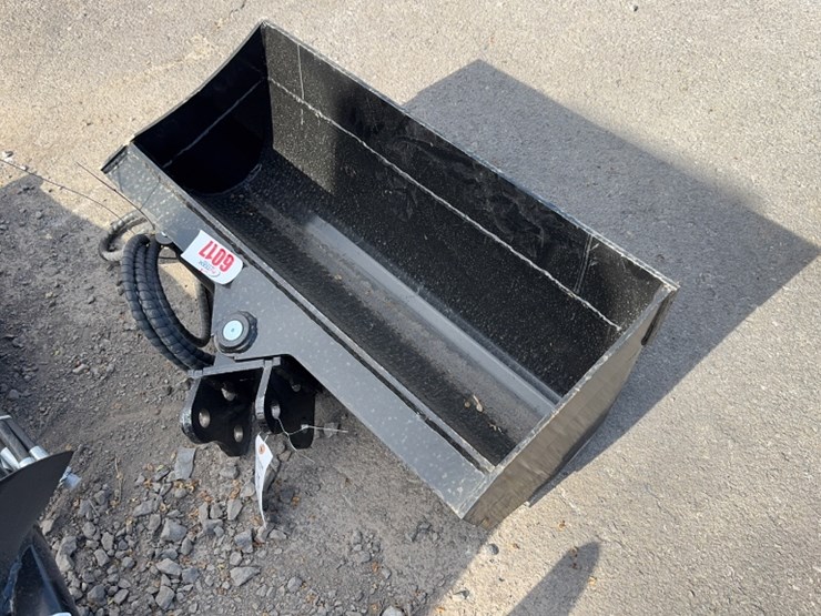 #6017-•-32"-mini-excavator-hyd-tilt-bucket-image-3