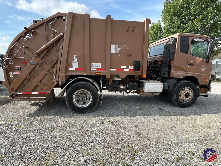 2013-ud-ud3300-s/a-garbage-truck-image-6