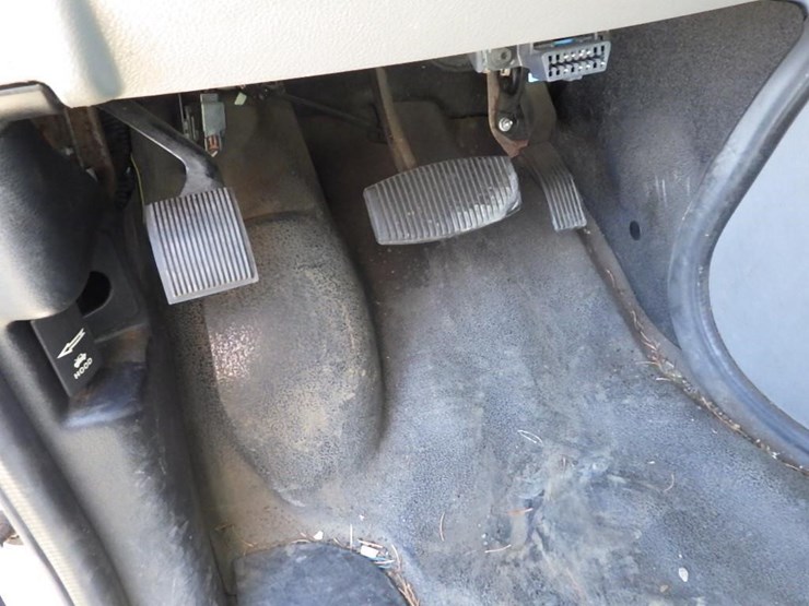 2013-ford-cargo-image-25