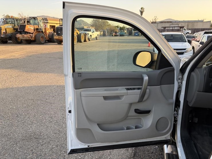 2013-chevrolet-2500-image-10