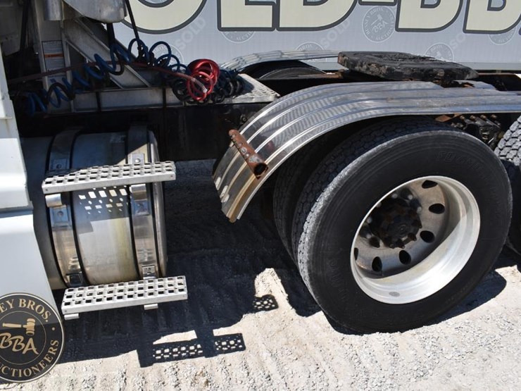 1999-volvo-vnl64t300-image-19