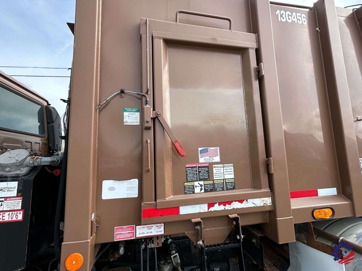 2013-ud-ud3300-s/a-garbage-truck-image-40