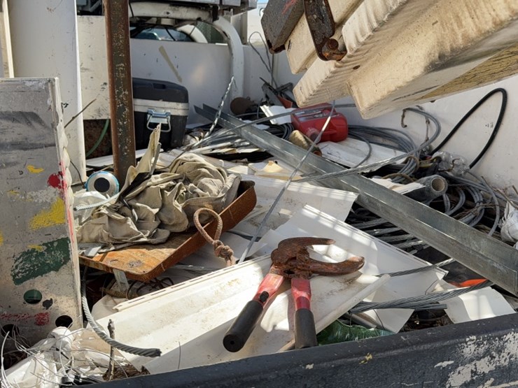 2004-gmc-5500-image-13