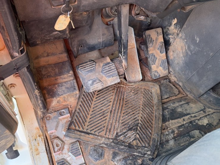 2013-caterpillar-ct660-image-17