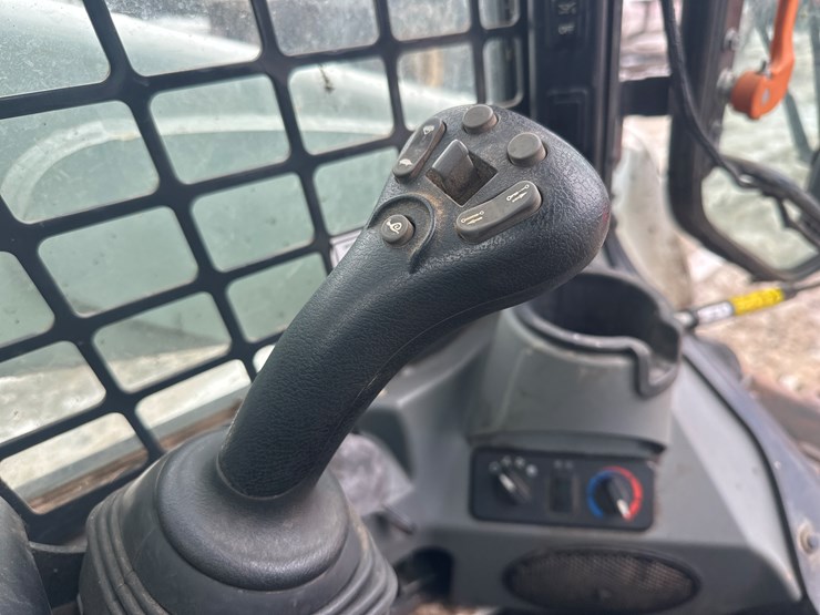 2022-bobcat-t770-image-31