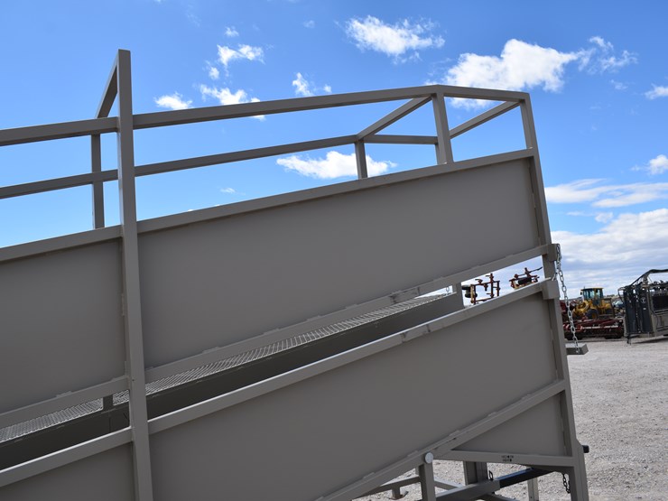 #1084-•-new-circle-t-portable-loading-chute-with-catwalk-image-28