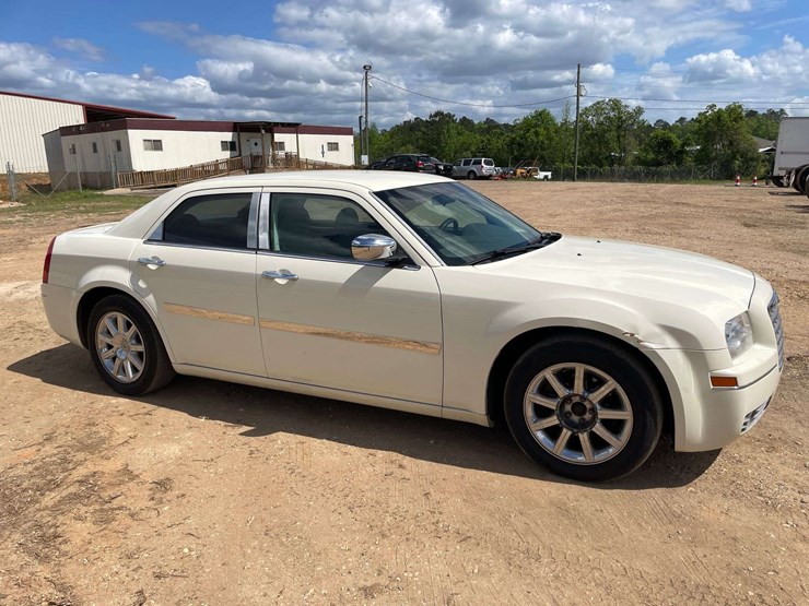 2010-chrysler-300-4-door-sedan-(119,302-miles)-image-4