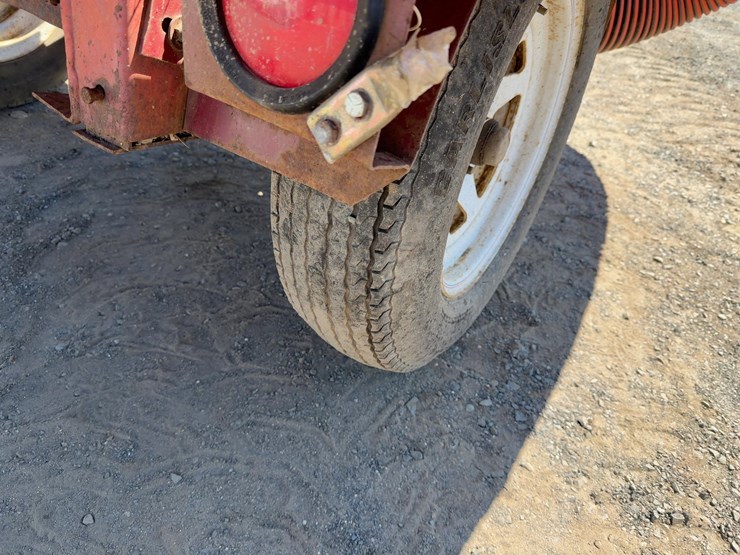 giant-vac-tow-behind-leaf-sucker-image-7