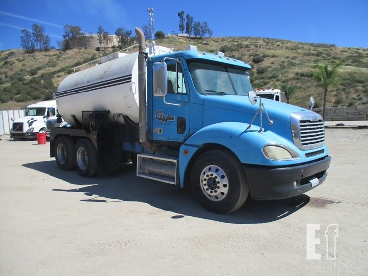 2009-freightliner-columbia-120-image-2
