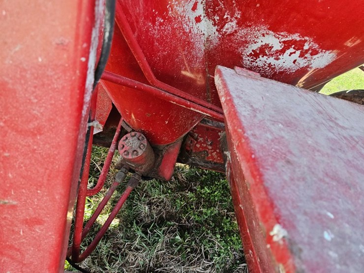 new-holland-355-image-33