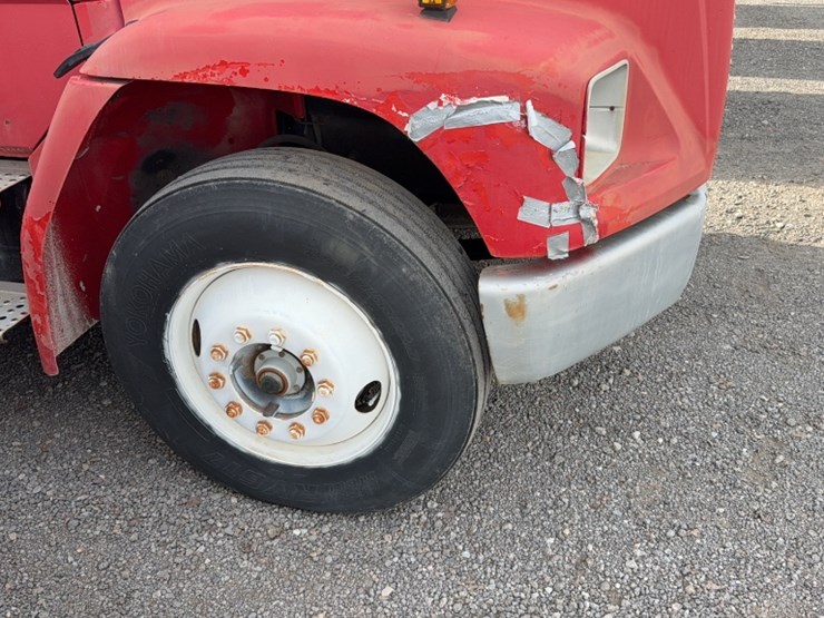 1998-freightliner-fl70-image-4