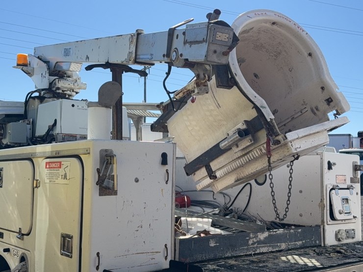 2004-gmc-5500-image-12