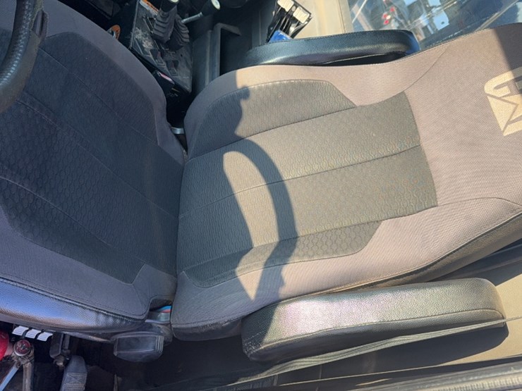 2013-caterpillar-ct660-image-14