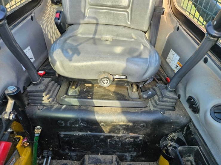 new-holland-l218-image-32