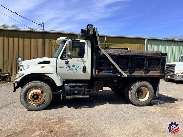 2007-international-7400-image-2