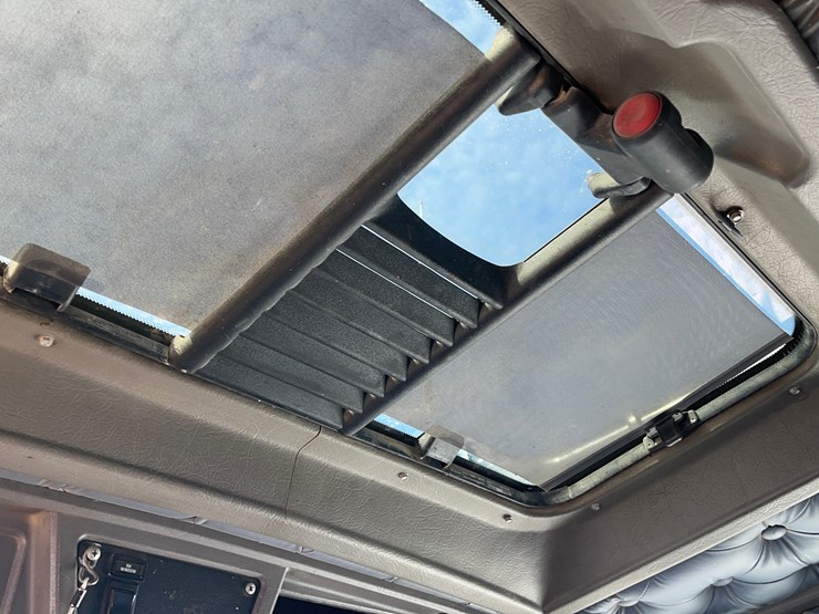 2004-kenworth-w900-image-98