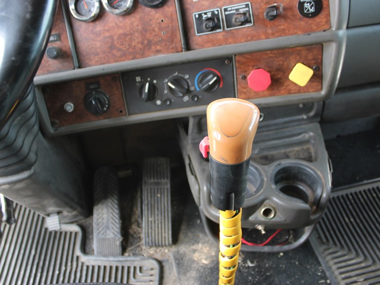 2004-kenworth-t800-image-45