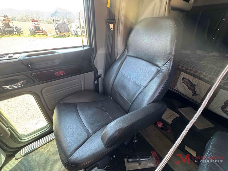 2015-peterbilt-389-image-27