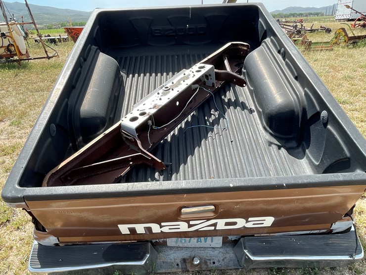 #4049-•-mazda-truck-box-with-rear-axle-image-7