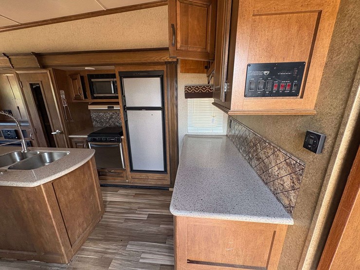 2016-forest-river-sabre-5th-wheel-travel-trailer-image-7