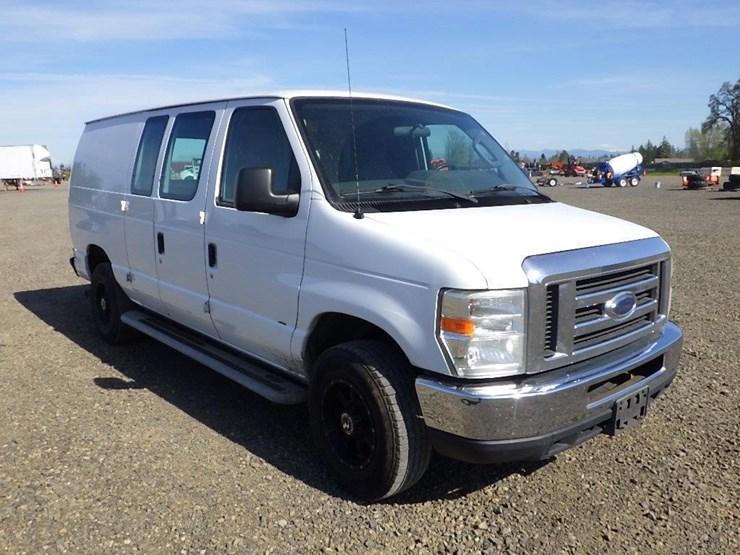 2013-ford-cargo-image-3