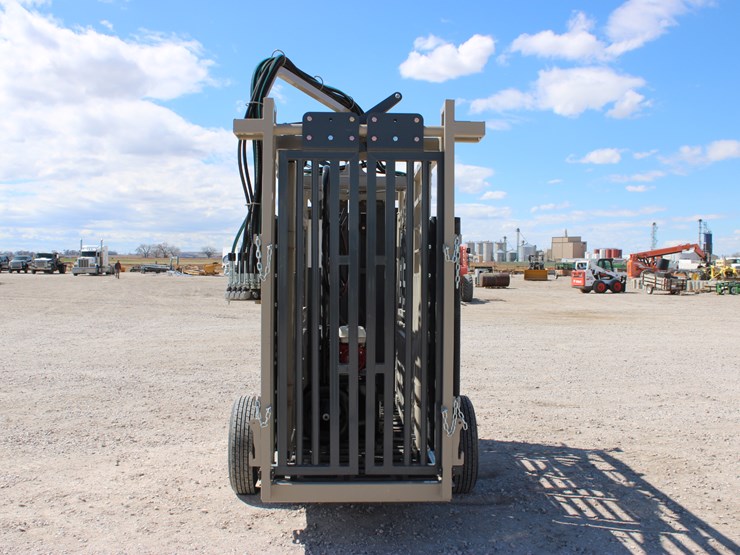 #1085-•-new-circle-t-portable-hydraulic-squeeze-chute-image-5