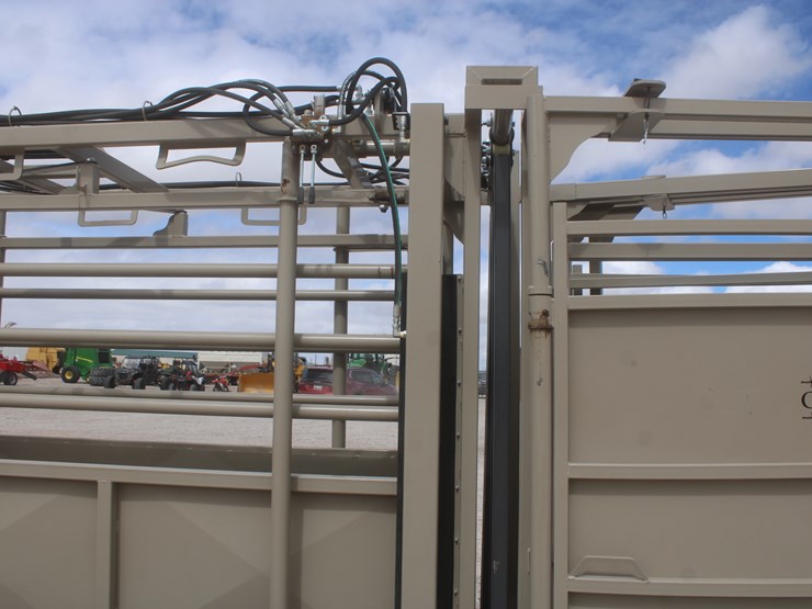 #1083-•-new-circle-t-portable-complete-cattle-processing-system-image-43